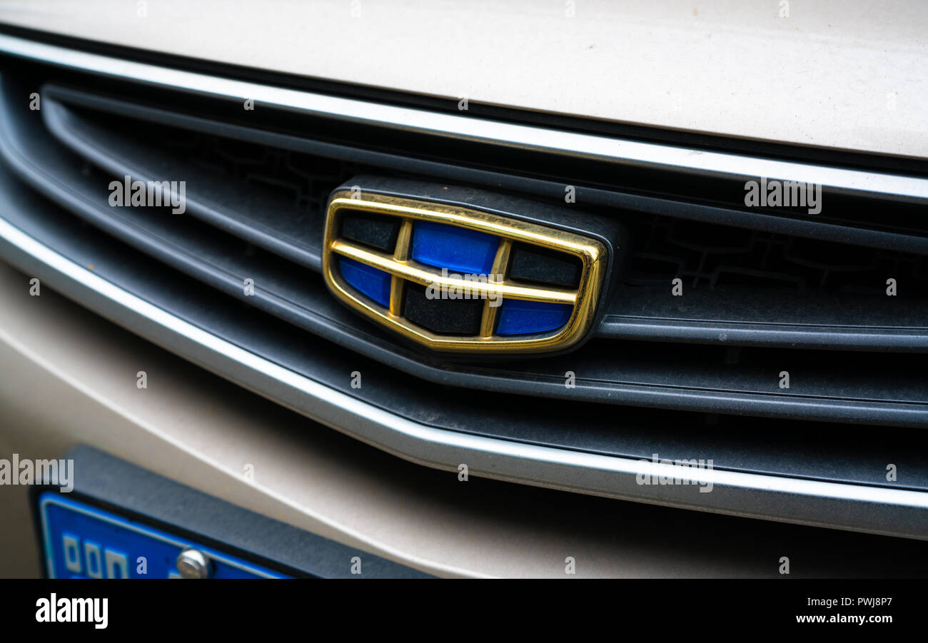 13 Oktober 2018, Wuhan China: Chinesische Auto der Marke Geely Automobile auf der Straße in China Stockfoto