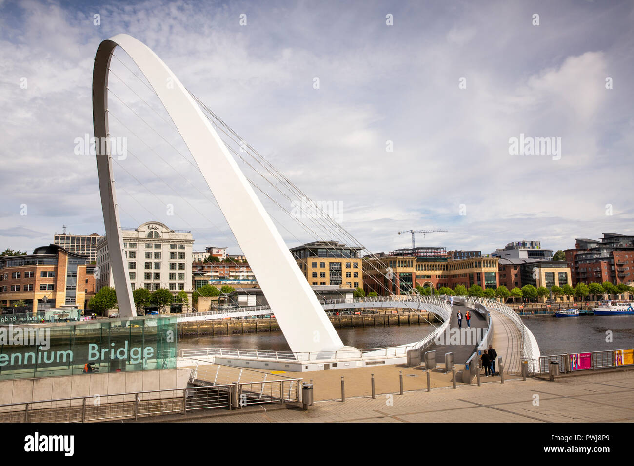 Großbritannien, England, Tyneside, Gateshead, Millennium Bridge über den Fluss Tyne Stockfoto