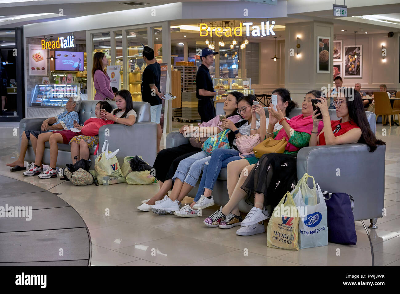 Non-verbale Kommunikation von Menschen sprachlos. Schlange von Menschen in der modernen Kultur der mobilen Kommunikation vertieft. Stockfoto