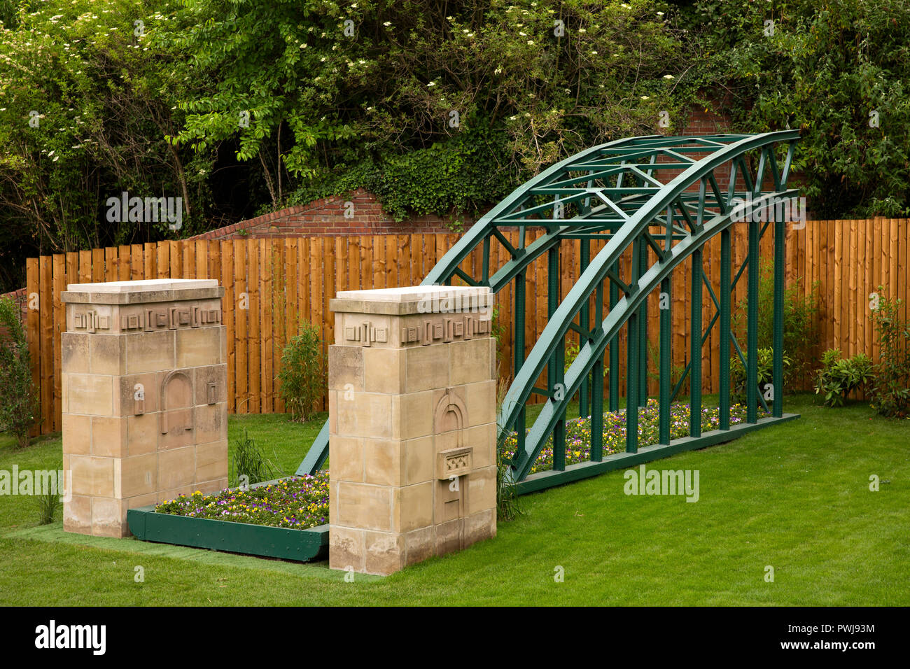 Großbritannien, England, Tyneside, Gateshead, Kai, Garten mit Modell des Tyne Bridge Stockfoto