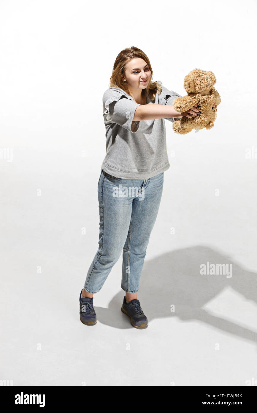 Foto der hübschen Frau Hug Cute Soft Toy, Nahaufnahme Portrait von Frauen mit Teddybär und auf weißem Hintergrund, Valentinstag, Liebe und Glück Konzept Stockfoto