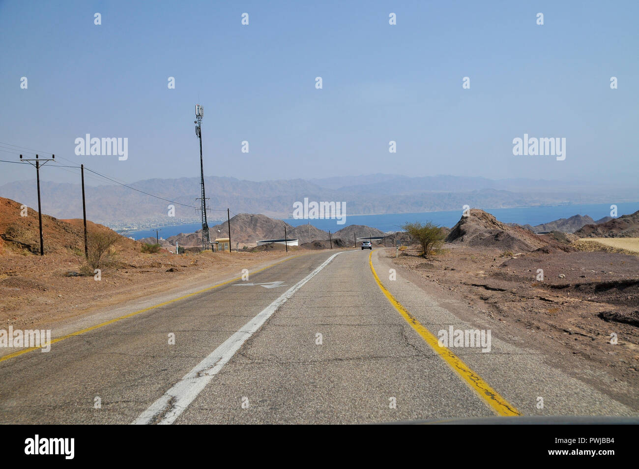 Der Straße nach Süden nach Eilat. Das Rote Meer im Hintergrund Stockfoto
