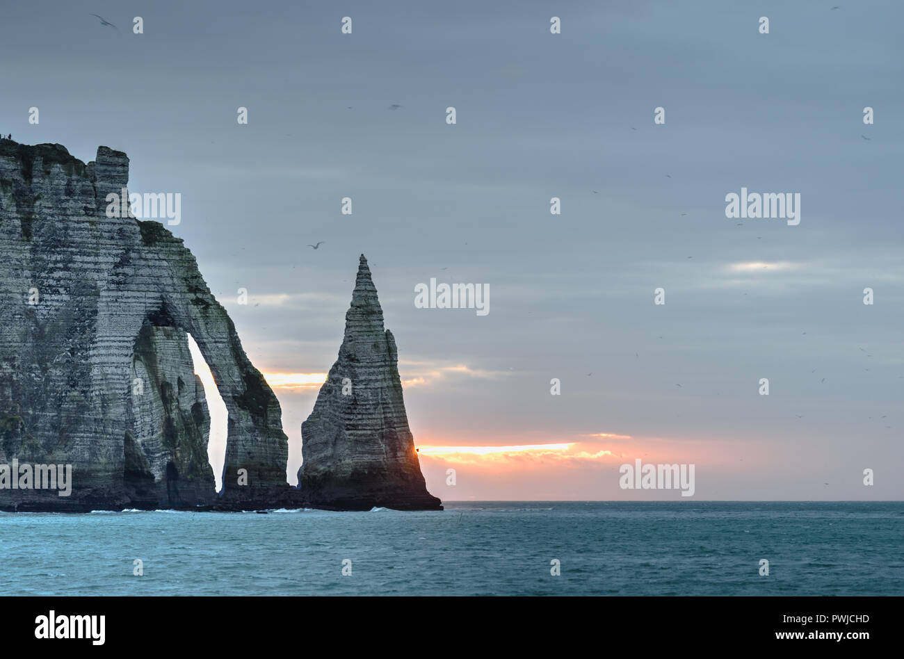 Einen windigen und kalten, blauen Abend in Etretat, Normandie, Frankreich, berühmten Felsen und Klippen Stockfoto