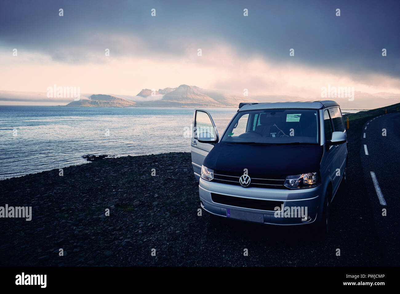 Ein VW California T5 Camper van der Island Küstenstraße im Südosten von Island reisen.. Stockfoto
