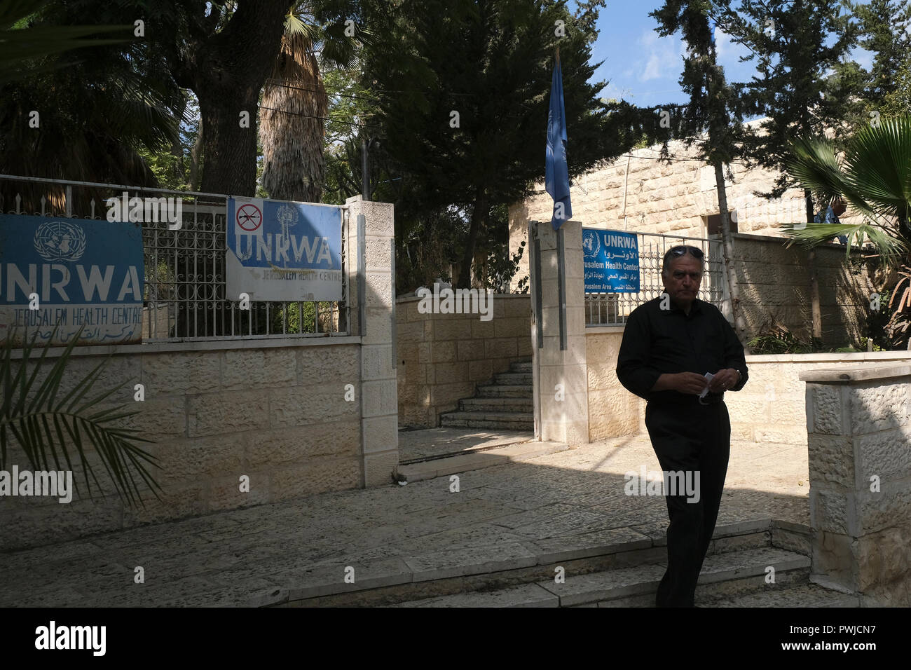 Mann verlassen des Büros des UNRWA Soforthilfe und menschliche Entwicklung für die Palästinaflüchtlinge in der Altstadt von Jerusalem Israel Stockfoto