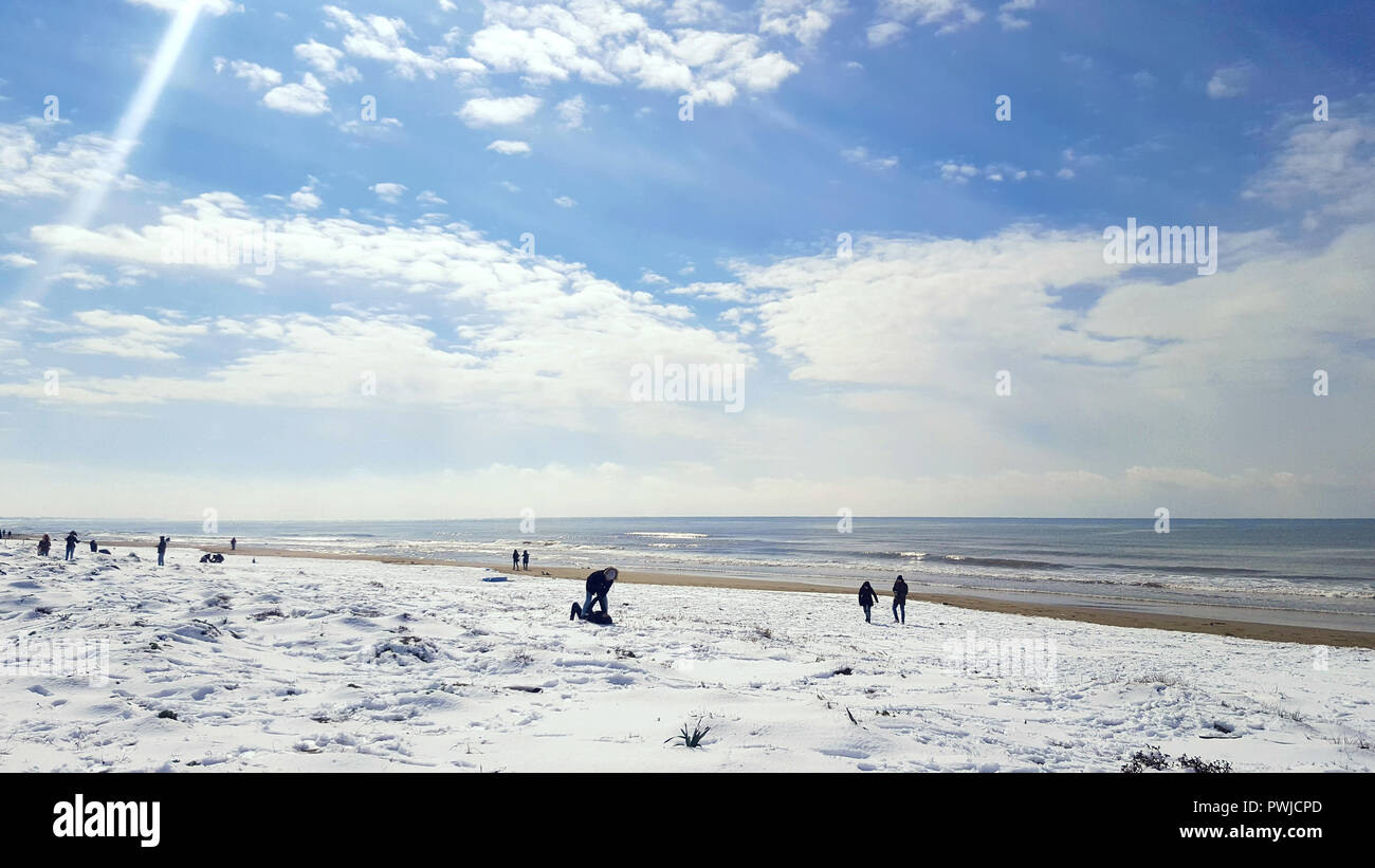 Landschaft der Strand im Winter. flauschigen weißen Schnee statt gelb feinen Sand. Stockfoto