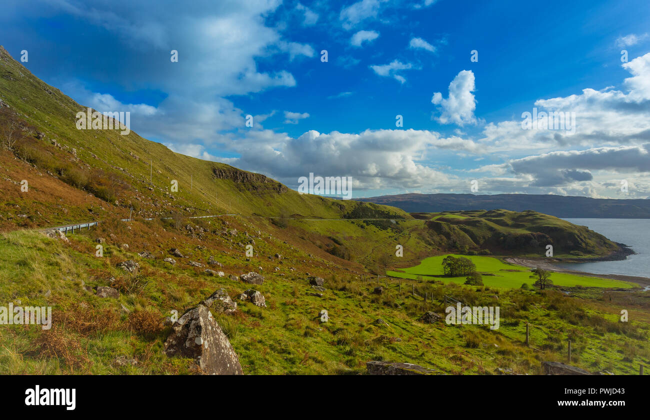 Ardnamurchan, in den Highlands von Schottland, Großbritannien. Die malerische und single Track Road von glenborrodale zu Kilchoan vorbei an Camus nan Geall Sicht Stockfoto