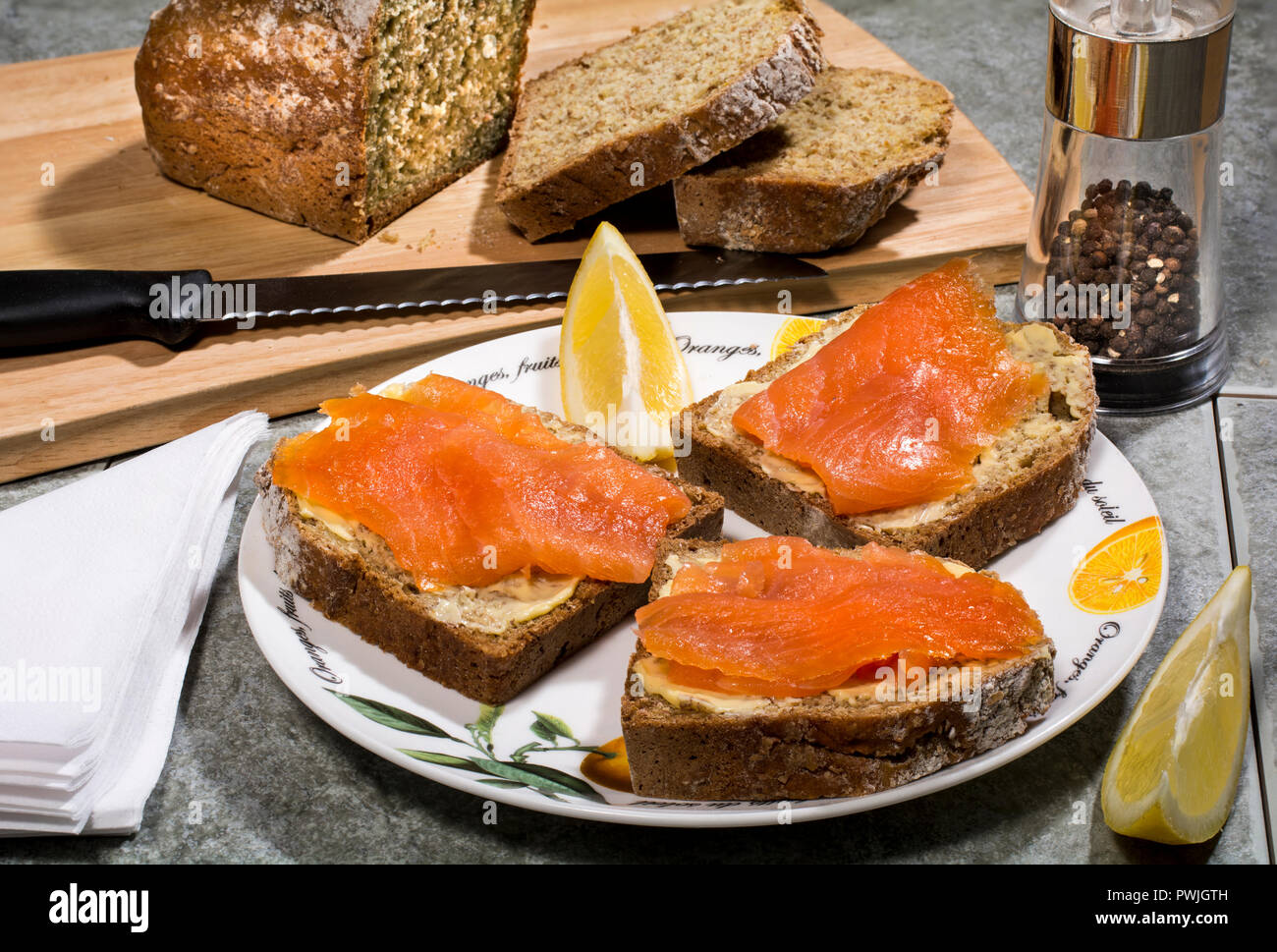 Irischer Räucherlachs auf Irische Brown Bread Stockfoto