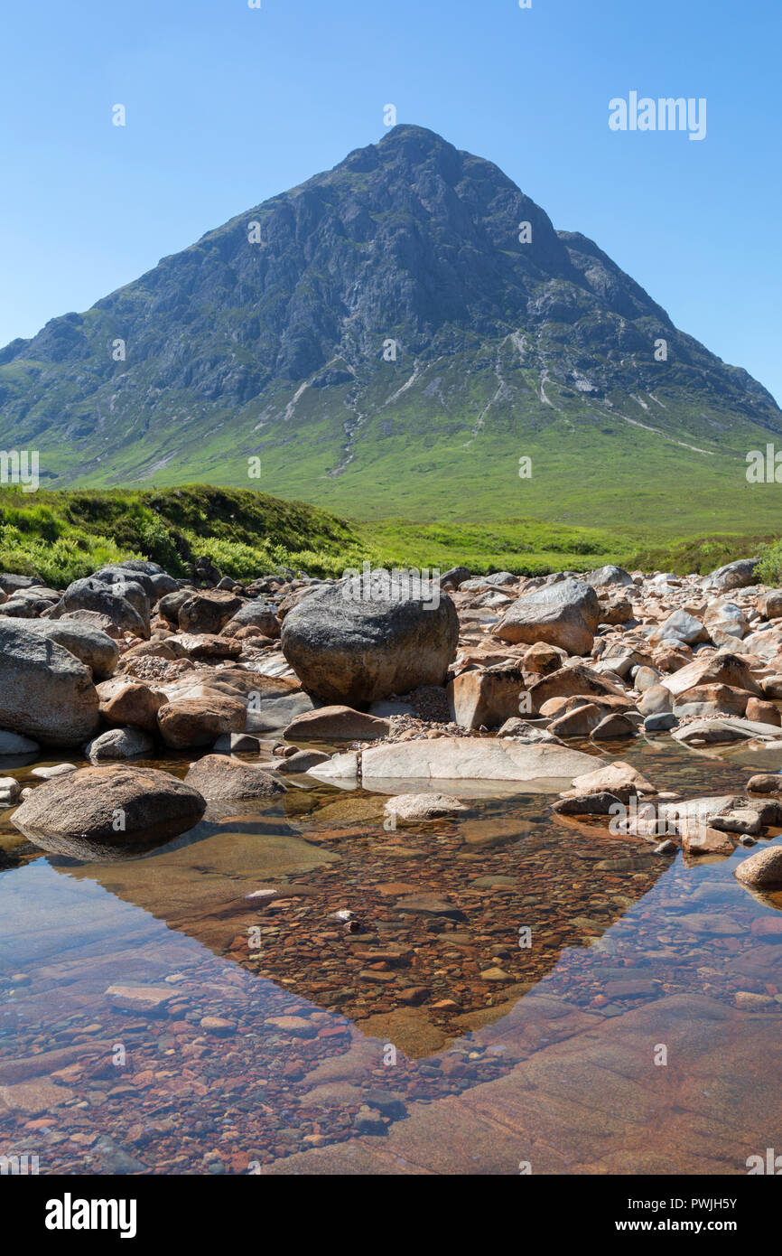 Buachaille Etive Mor gegen ein wolkenloser blauer Himmel Stockfoto