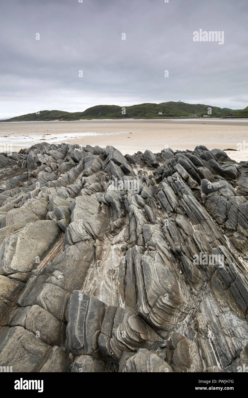 Metamorphes Gestein Formationen auf Morar Beach, an der Westküste von Schottland Stockfoto