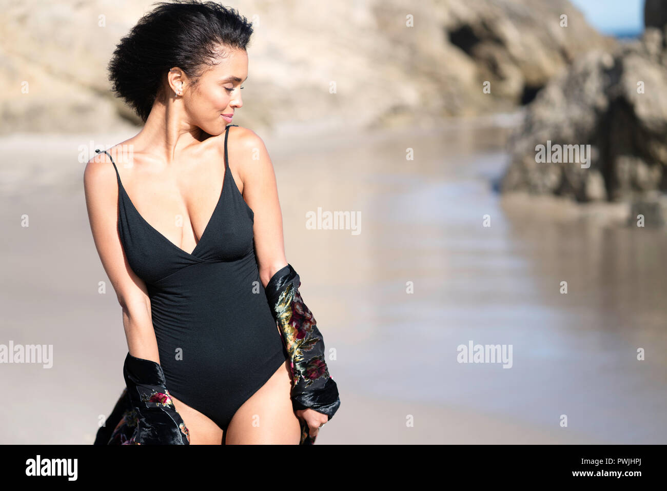 Junge weibliche Modell am Strand Stockfoto