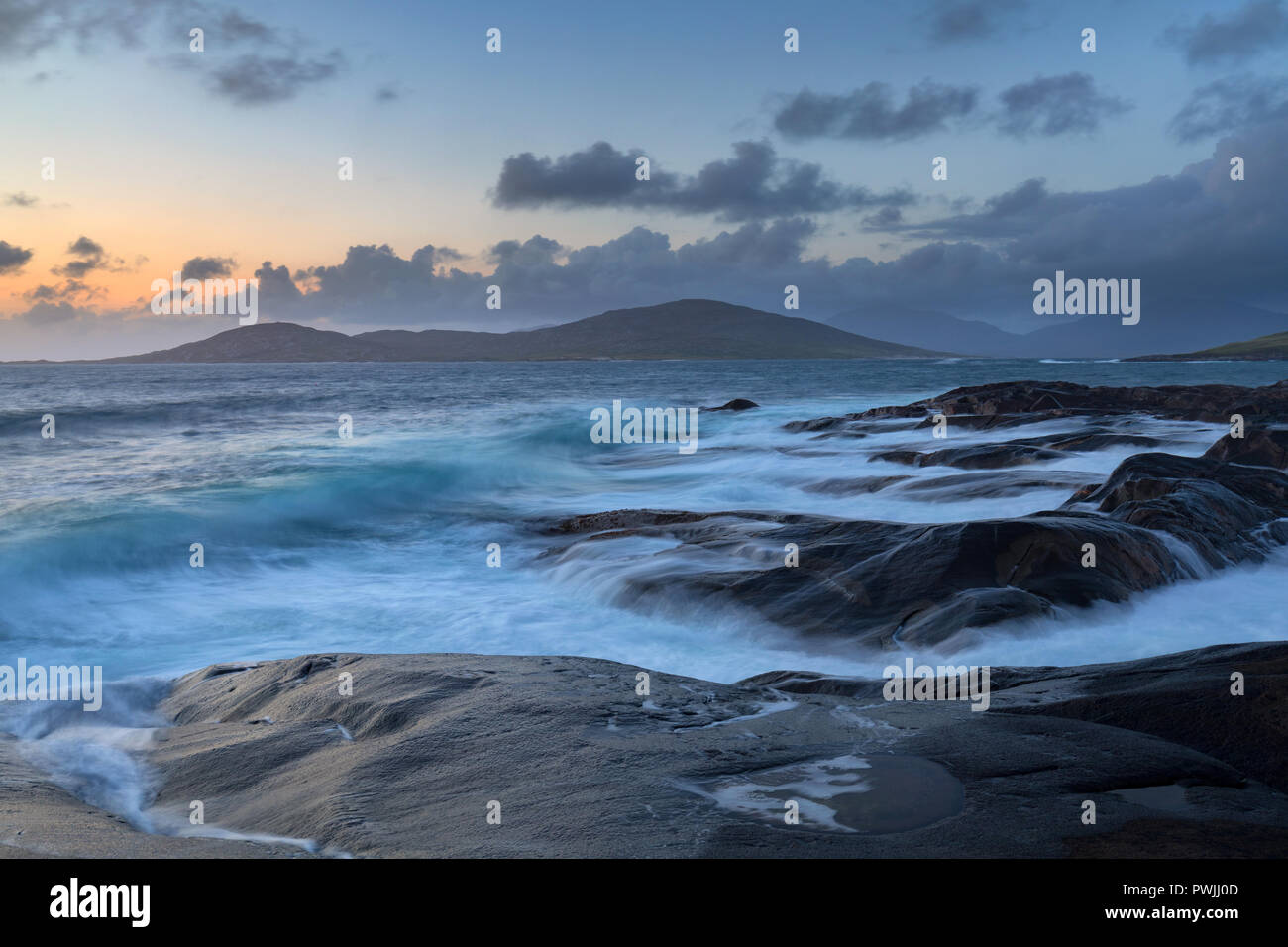 Wellen am Ufer des Harris mit Blick über die Insel Taransay Stockfoto