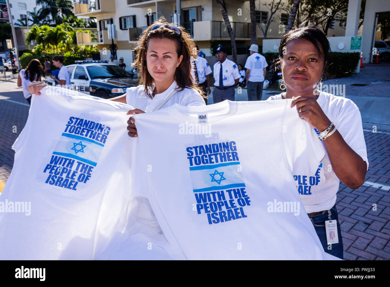 Miami Beach, Florida, Holocaust Memorial, Israel Solidarity Rally, Juden, jüdischer Staat, Zionismus, Religion, Tradition, Erbe, Schwarze Frau weibliche Frauen, Tee, t sh Stockfoto