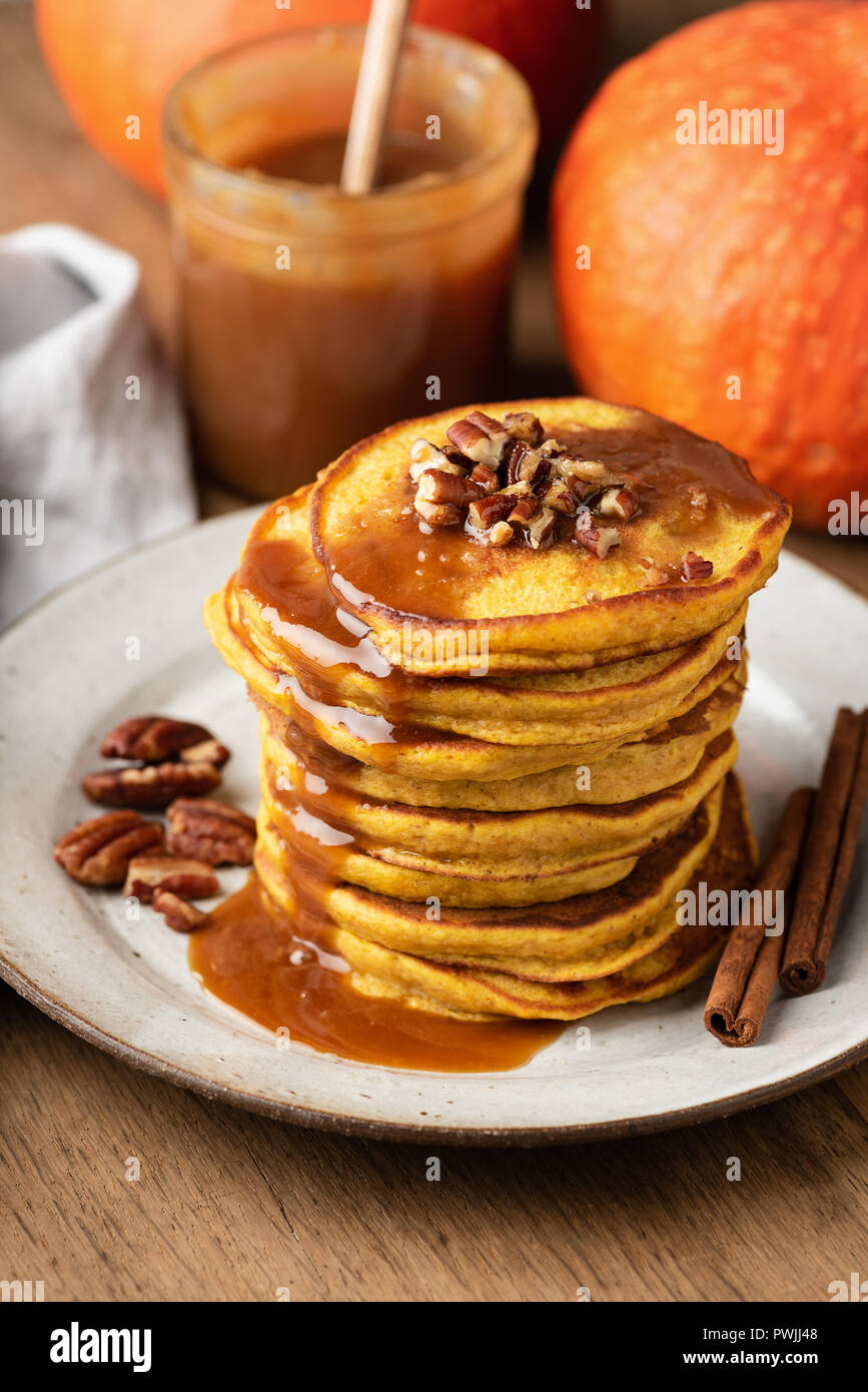 Pumpkin spice Pfannkuchen mit Karamellsauce und Muttern auf Platte, Detailansicht, selektive konzentrieren. Herbst Komfort Essen Stockfoto