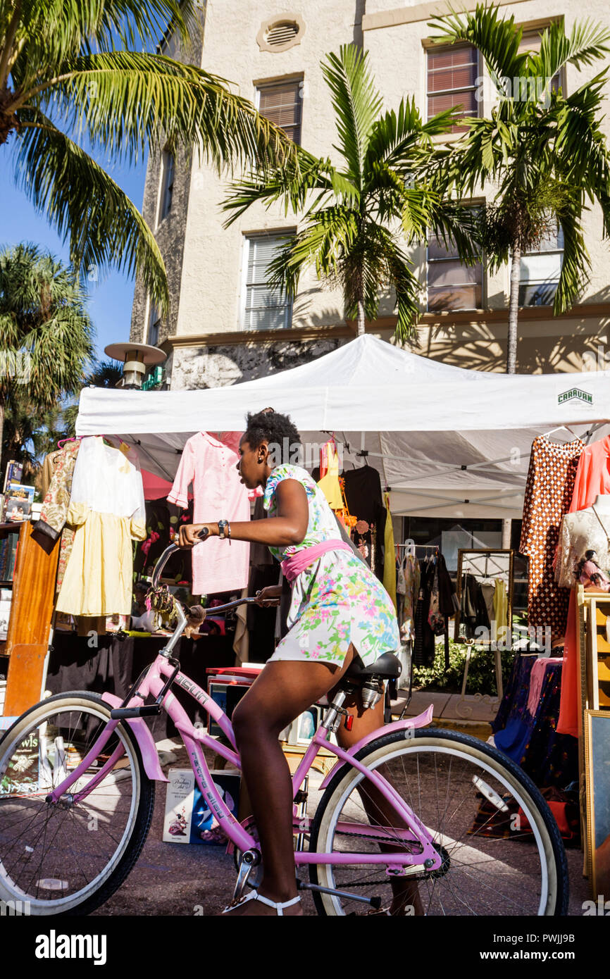 Miami Beach, Florida, Lincoln Road Mall, Antiquitäten- und Sammlermarkt, Schwarze Afrikaner, ethnische Minderheit, Erwachsene Erwachsene, Erwachsene, Frauen, Frauen Stockfoto