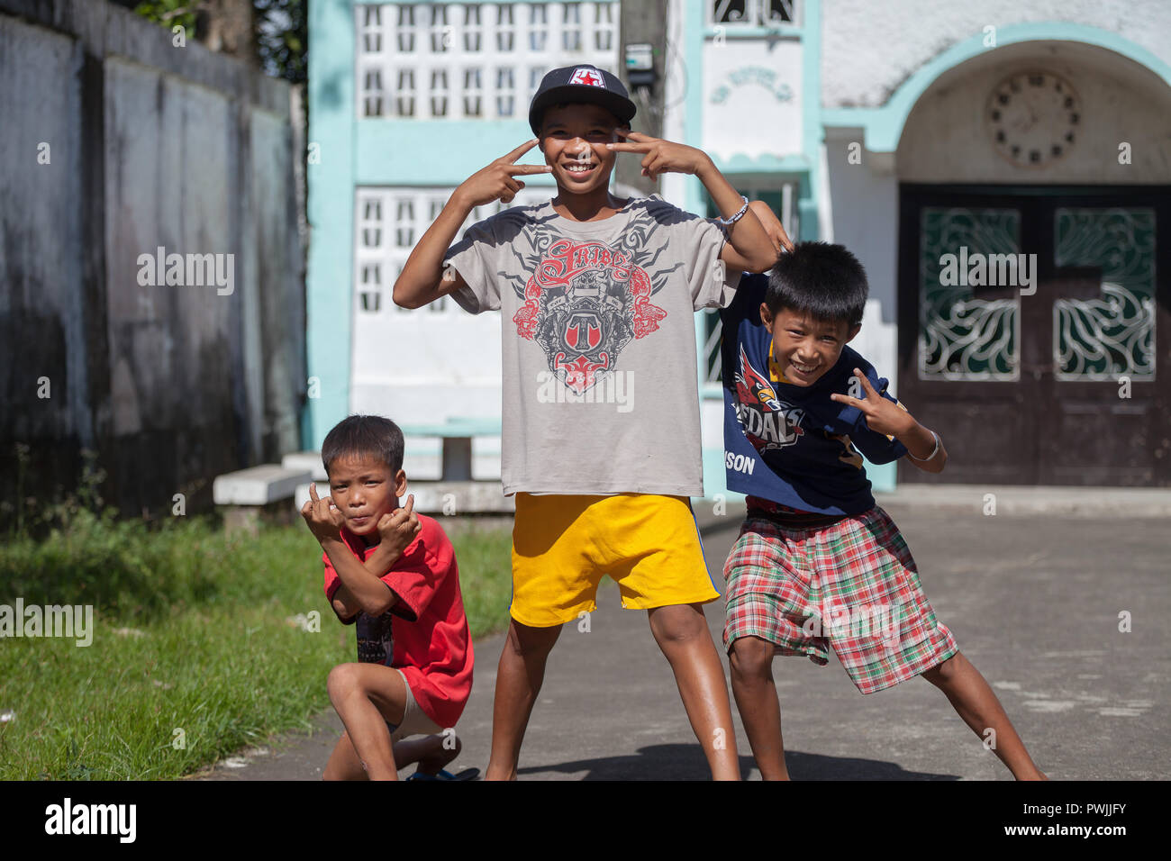 Kinder spielen für die Kamera, Bicol, Philippinen Stockfoto