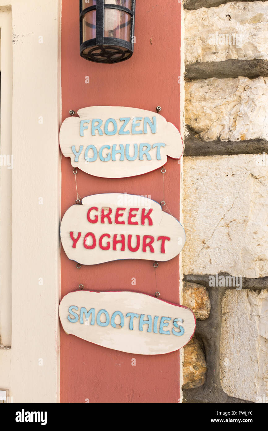 Werbung Sign gefrorenen Joghurt, griechischem Joghurt und Smoothies im schönen Küstenort Kassiopi im Nordosten von Korfu Stockfoto