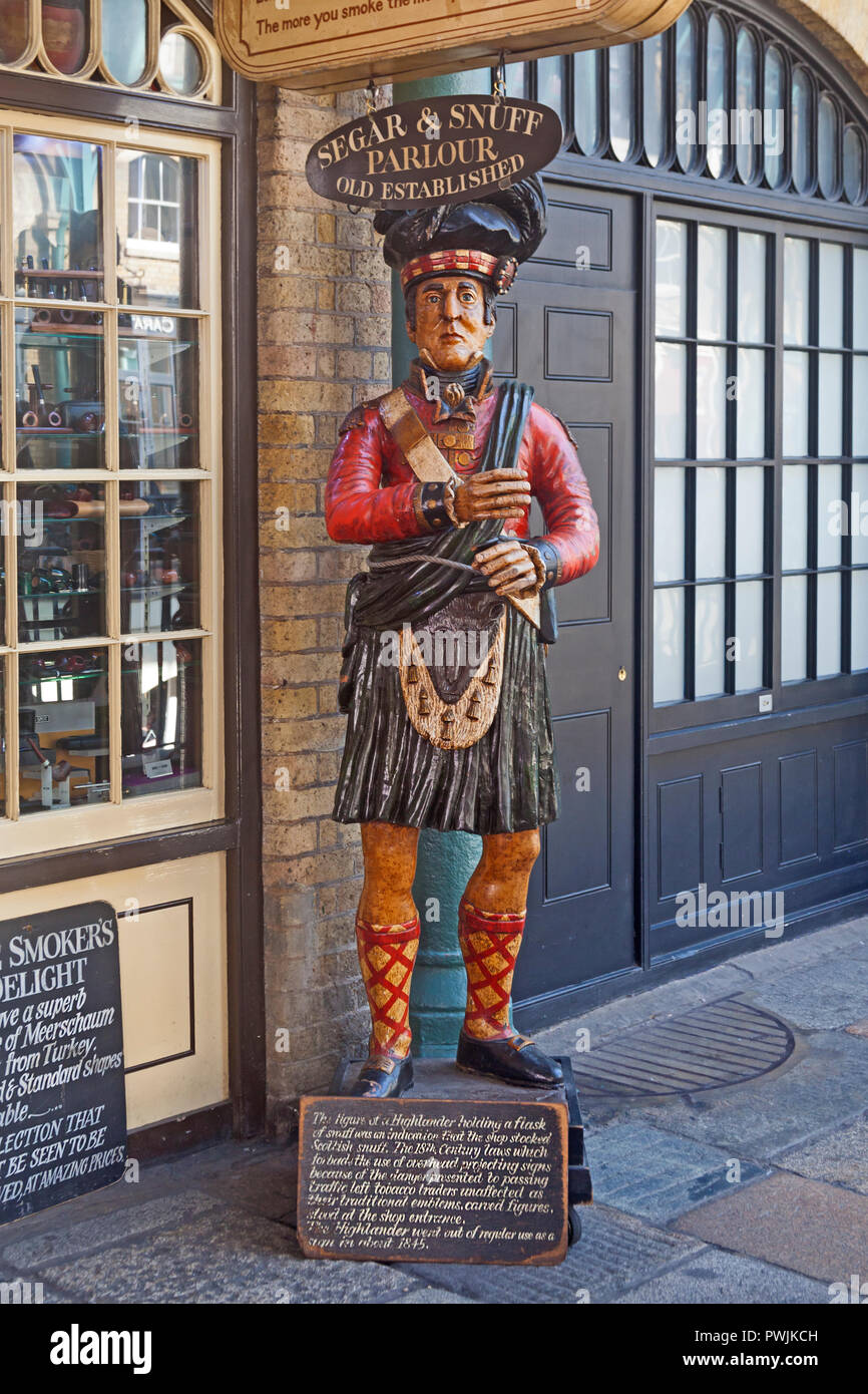 Ein traditionelles Highlander Statue die Bewachung der Segar & Schnupftabak Salon, eine alteingesessene Tabakladen in der Covent Garden Market Gebäude. Stockfoto