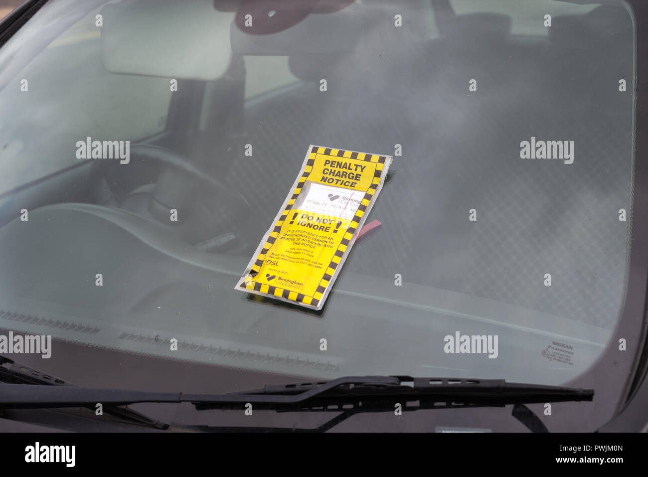 Stornogebühren Ankündigung oder Parken Ticket von der Birmingham City Council verbundenen auf die Windschutzscheibe eines Autos in Birmingham Stockfoto