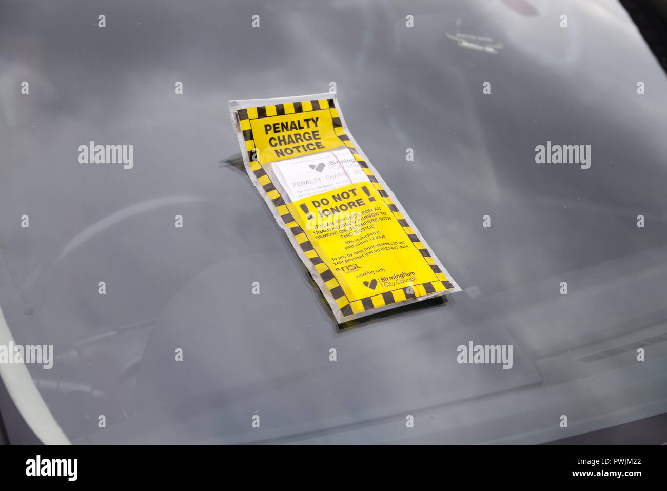 Stornogebühren Ankündigung oder Parken Ticket von der Birmingham City Council verbundenen auf die Windschutzscheibe eines Autos in Birmingham Stockfoto