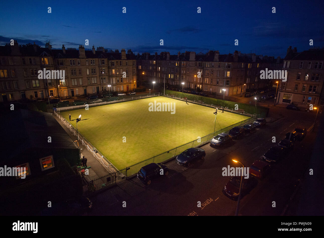 Über Dean bowling club in der Dämmerung in Stockbridge, Edinburgh Stockfoto