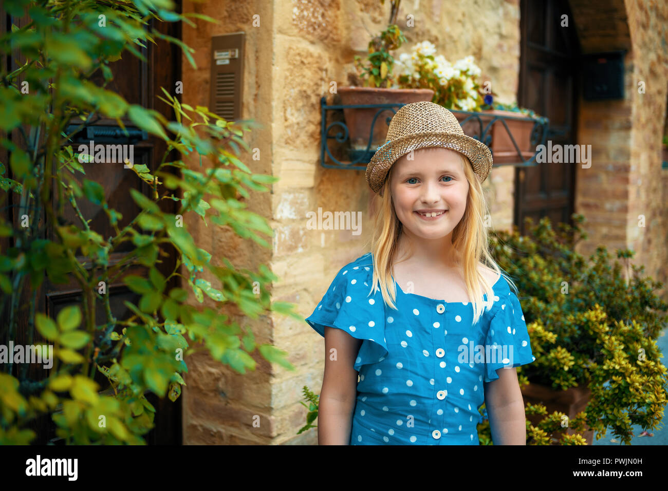 Portrait von Happy girl in alten italienischen Stadt Stockfoto