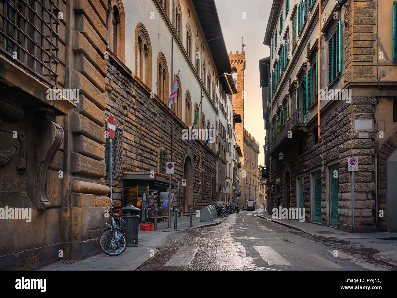 Alte Gasse in Prag, in den frühen Morgenstunden Stockfoto