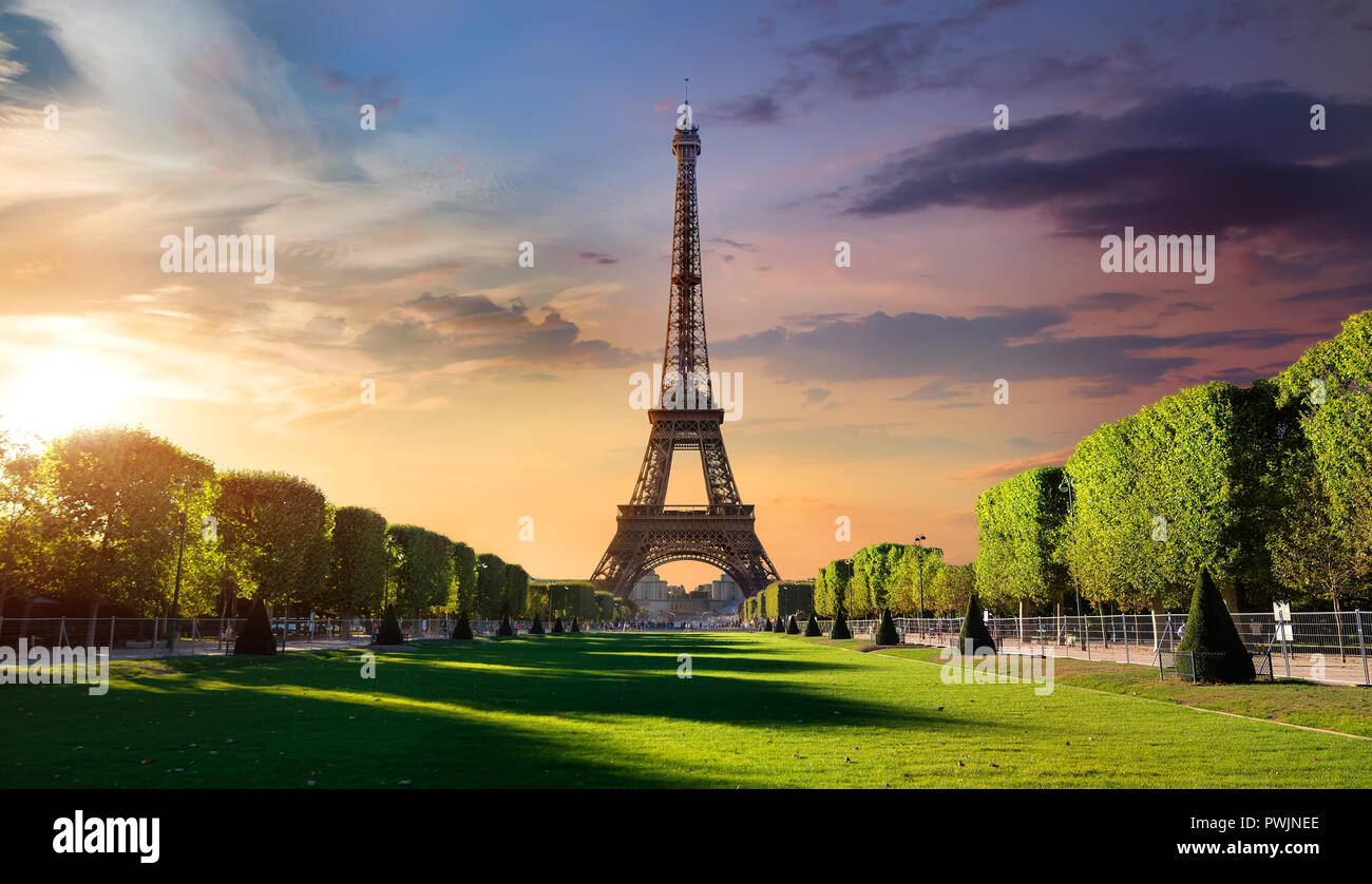 Bewölkt Sonnenaufgang und Eiffelturm auf Chaps de Mars in Paris, Frankreich Stockfoto