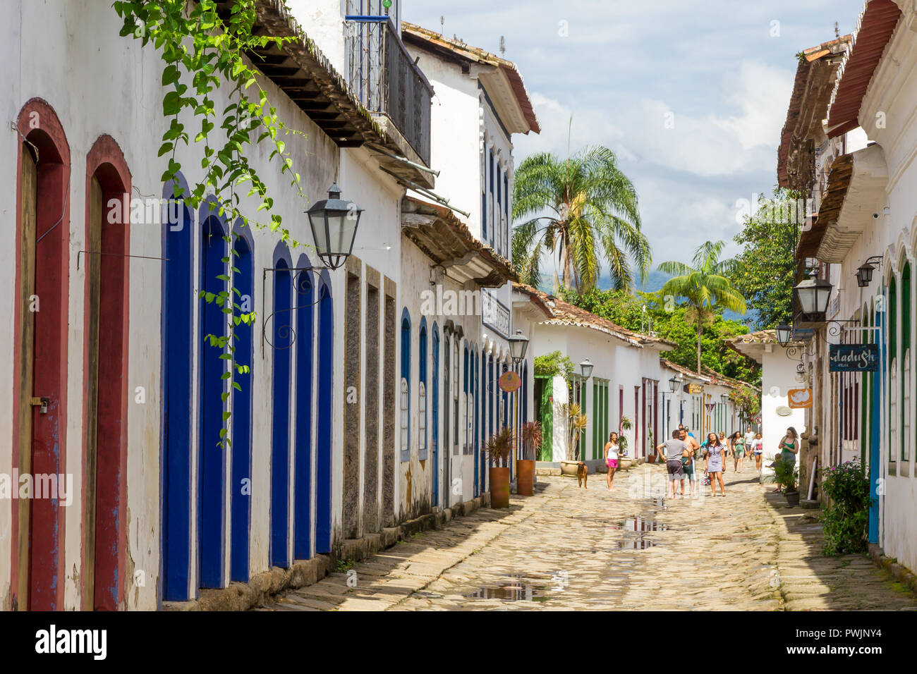 Straßen und Häuser aus der Kolonialzeit im historischen Zentrum von Paraty, Brasilien, Südamerika Stockfoto