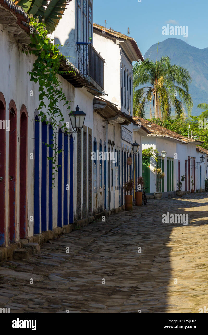 Straßen und Häuser aus der Kolonialzeit im historischen Zentrum von Paraty, Brasilien, Südamerika Stockfoto
