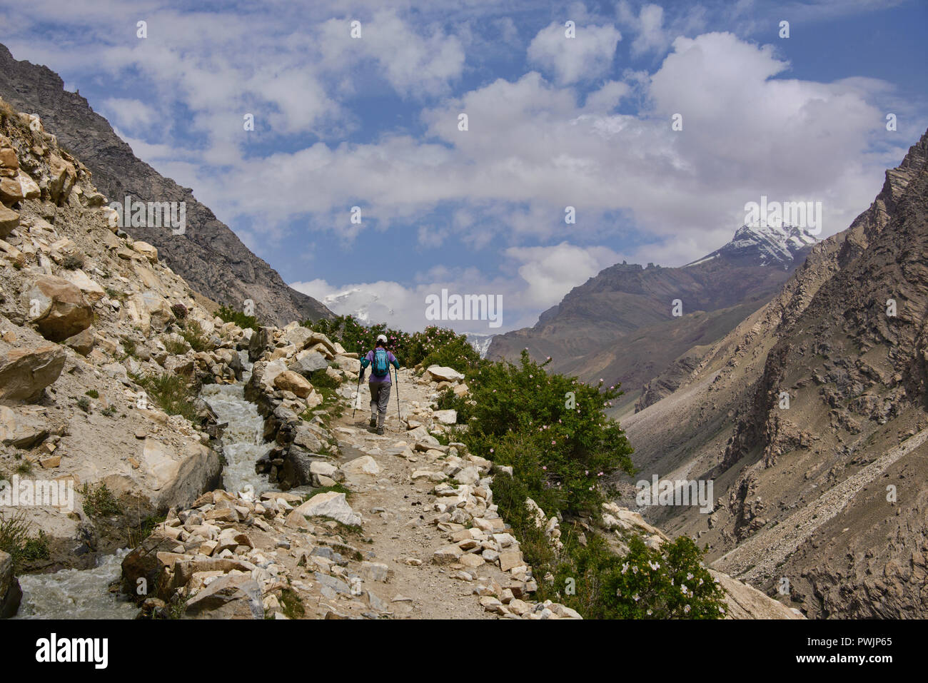 Trekking entlang einer suone zu Engel's Peak, Langar, Tadschikistan Stockfoto