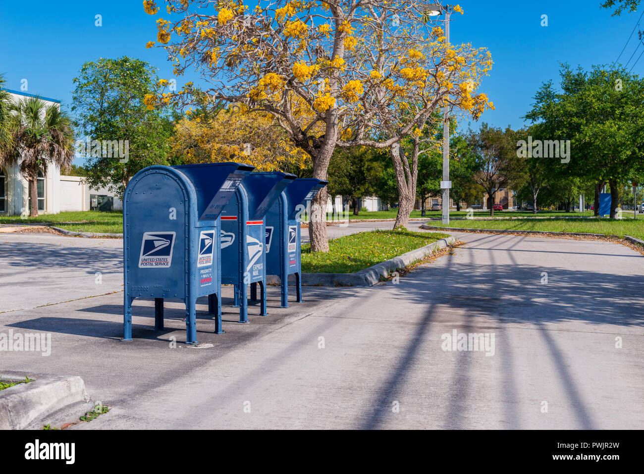 USPS Briefkästen entlang der Straße in Florida City, Florida, USA. USPS, oder schreiben Sie uns eine E-Mail, ist für die Bereitstellung von Postdiensten in den Vereinigten Staaten verantwortlich. Stockfoto
