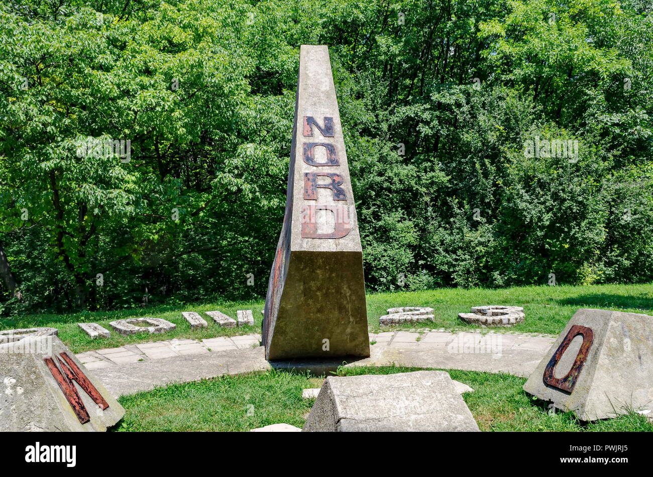 Fragment der abgebrochenen Sun Zifferblatt in der Old North Park, Sofia, Bulgarien Stockfoto