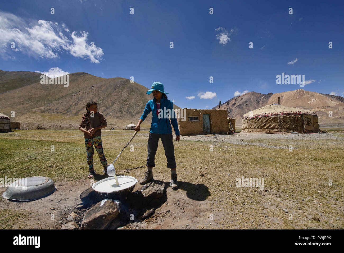 Touristen helfen, kirgisischen Nomaden, Milchprodukte, Pshart Tal, Tadschikistan Stockfoto