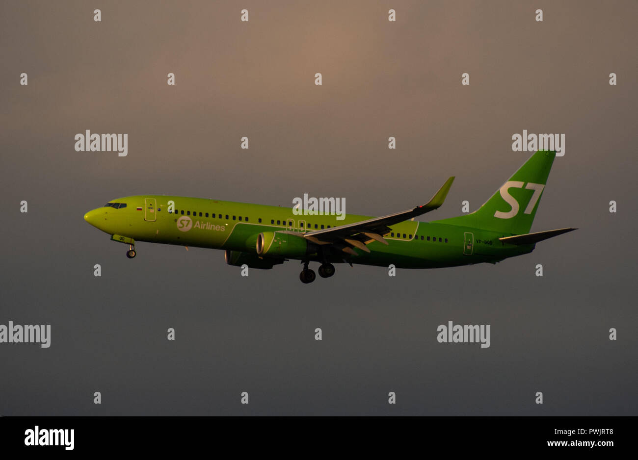 Vom 8. Juli 2018 Russland, Moskau. Die Flugzeuge des Typs Boeing 737 der nächsten Generation S7 Airlines ist der Landung am Flughafen Domodedovo. Stockfoto