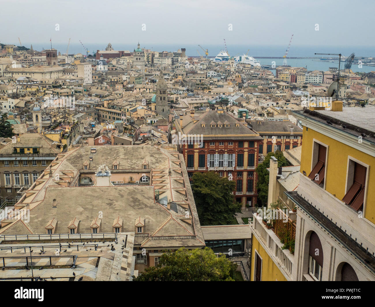 Genua, einer Hafenstadt in der Region Ligurien. Blick von spianata Castelletto mit dem roten Fassade des Palazzo Rosso. Auf der Straße "Via Giuseppe Garibaldi'. Stockfoto