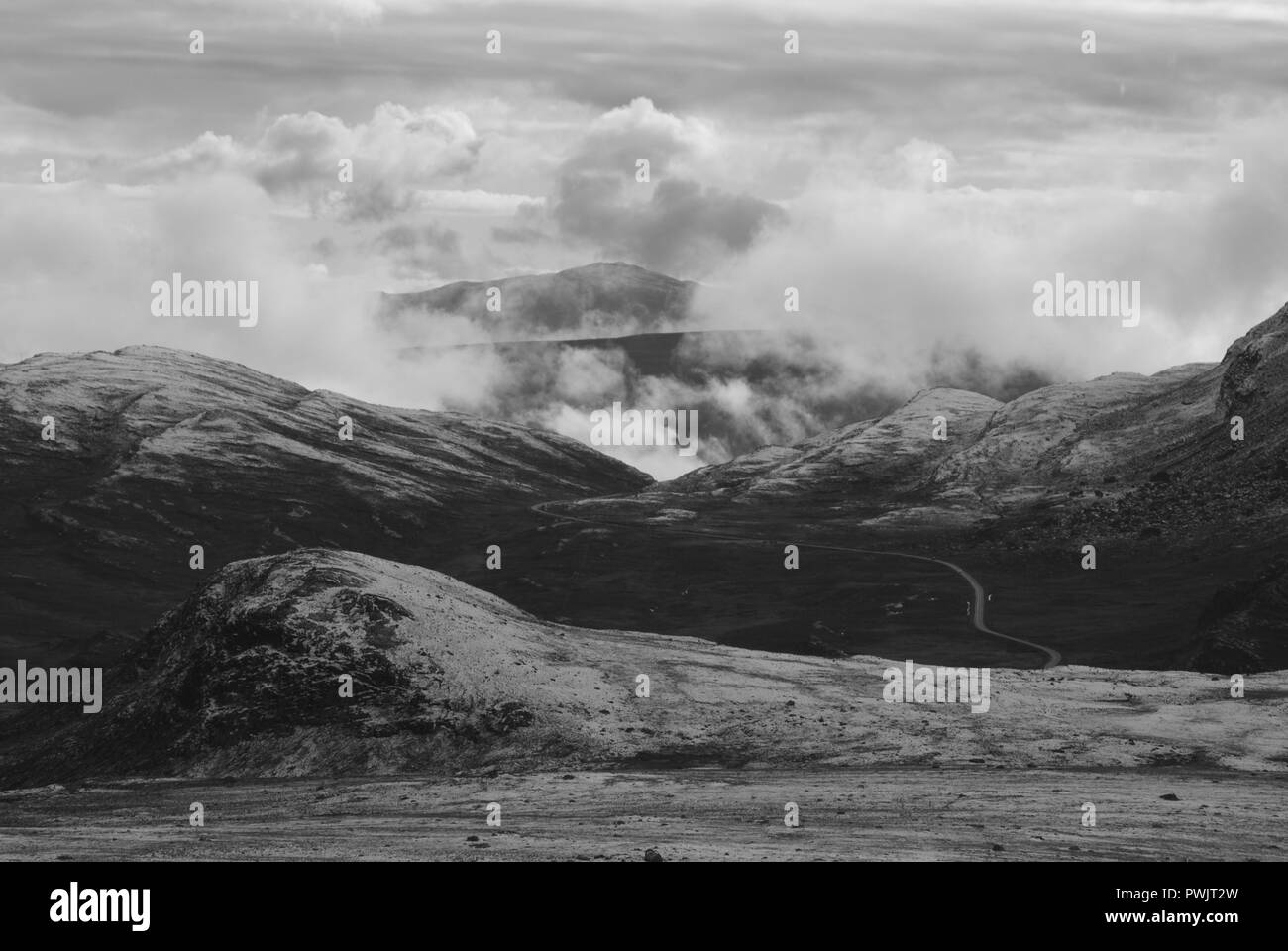 Berglandschaft mit dramatischen Wolken in Norwegen in Schwarz und Weiß. Stockfoto