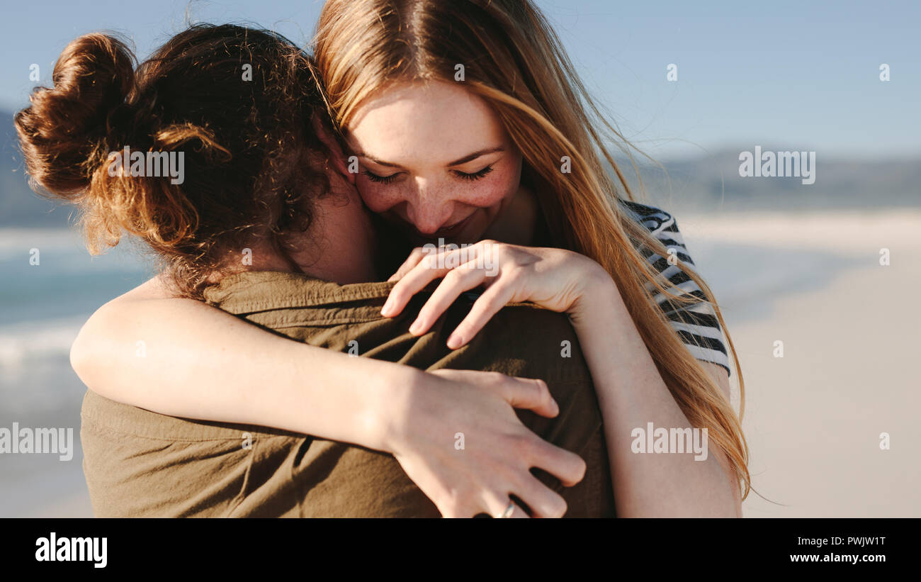 Nahaufnahme von Frau umarmt ihren Freund mit Liebe am Strand. Paar einander umarmen am Strand. Stockfoto