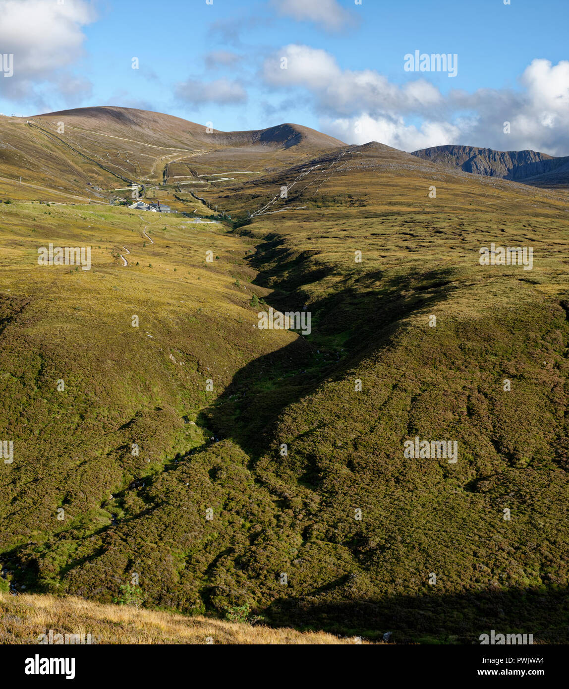 Blick auf den Allt ein choire Chais zu Ski Center und Cairn Gorm Sumit Cairngorm Mountains, Schottland Stockfoto