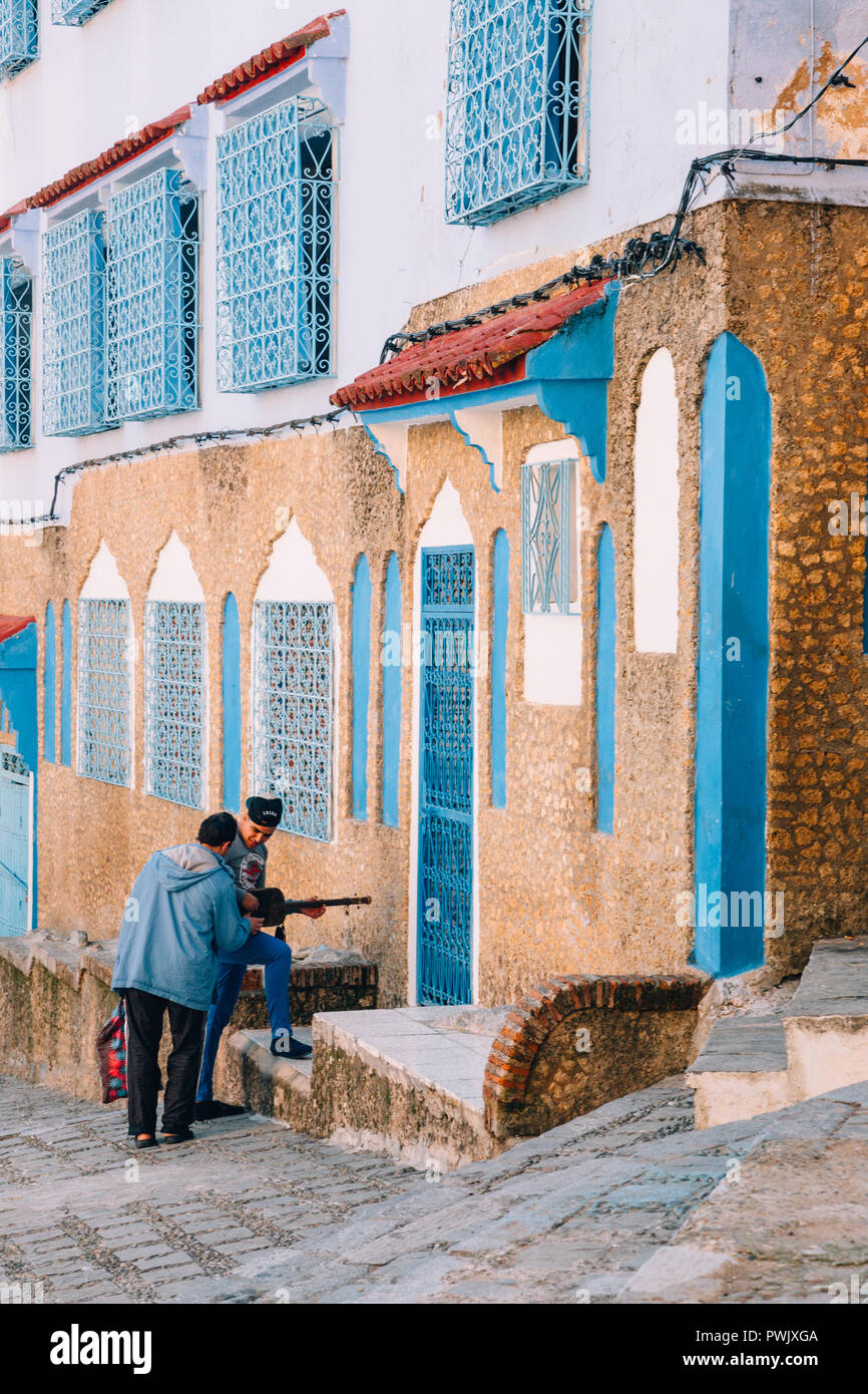 Mann Strumming eine Sintir aka Guembri, Chefchaouen, Marokko, 2018 Stockfoto