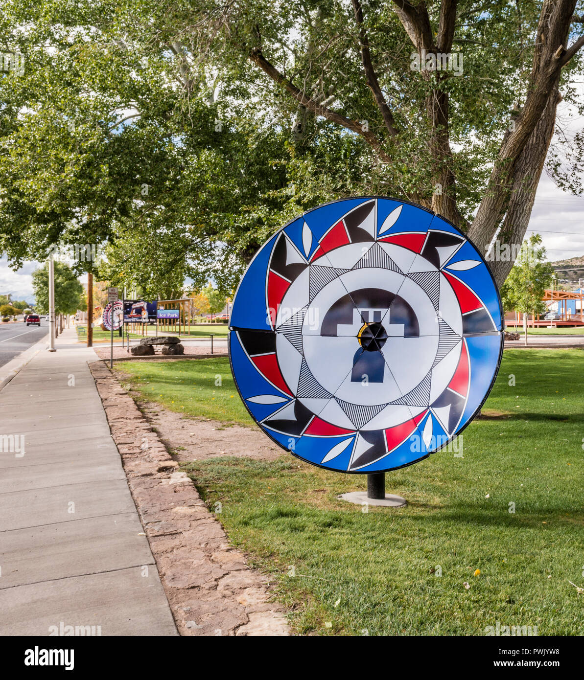 Native American Warenkorb Array von recyceltem Satellitenschüsseln, die von lokalen gebürtigen amerikanischen Künstler auf der Route 66 in Grants, New Mexico USA konzipiert. Stockfoto