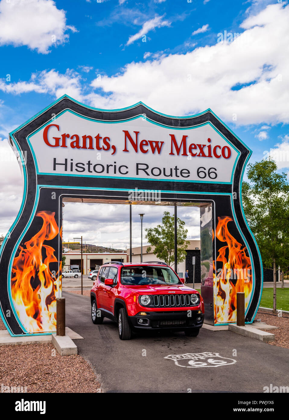 Route 66 Neon Herbstanfang unterzeichnen und roten Jeep Renegade in Grants, New Mexico, USA. Stockfoto