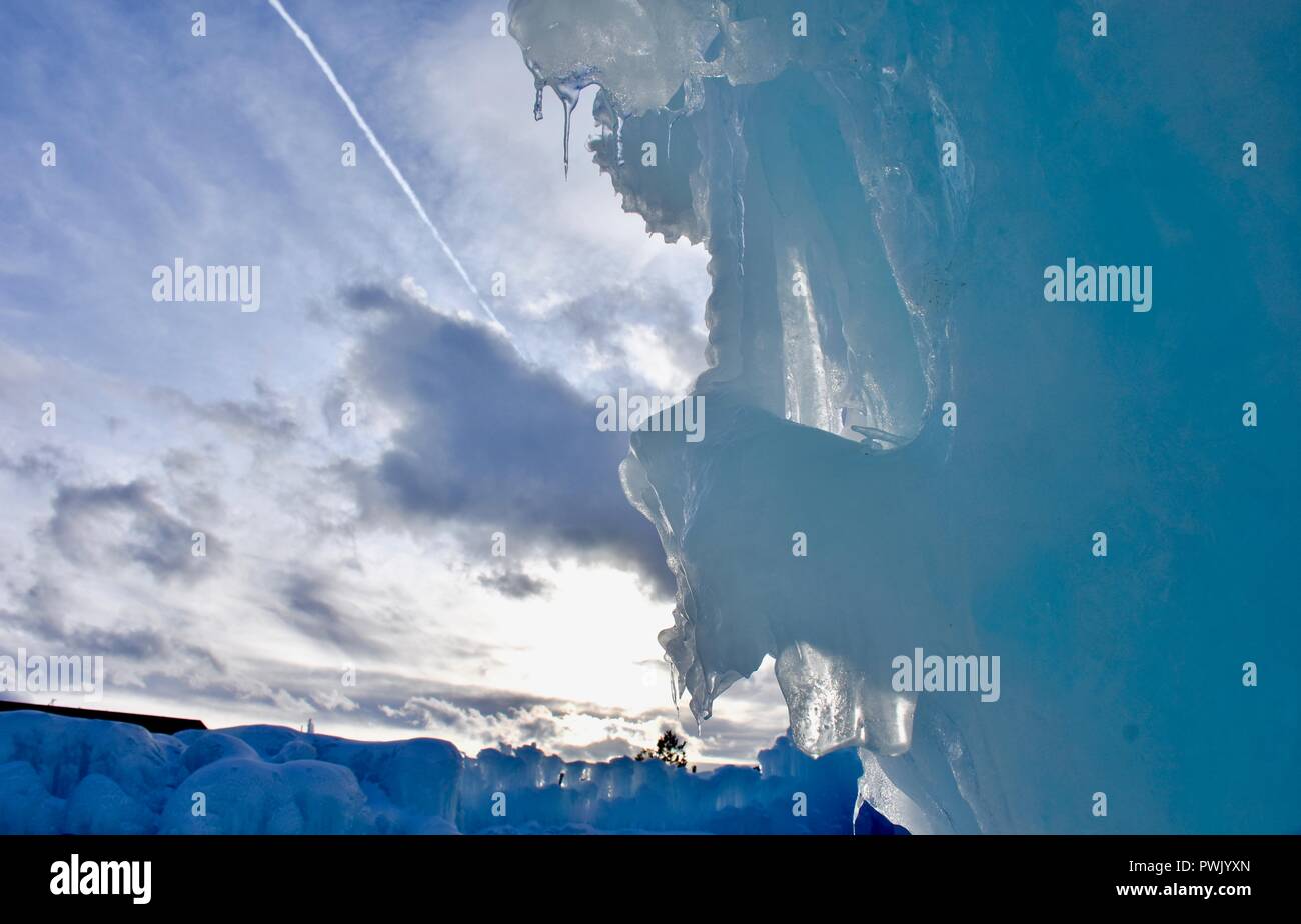 Am Abend Bild von einem wunderschönen Eisskulptur Stockfoto