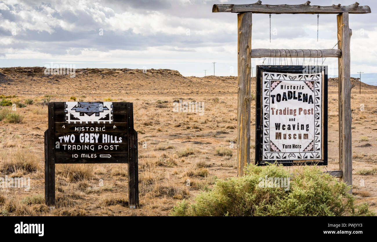 Zwei graue Hügel Trading Post unterzeichnen und Toadlena Trading Post Zeichen auf der Navajo Indian Reservation, Navajo Nation, New Mexico, USA. Stockfoto