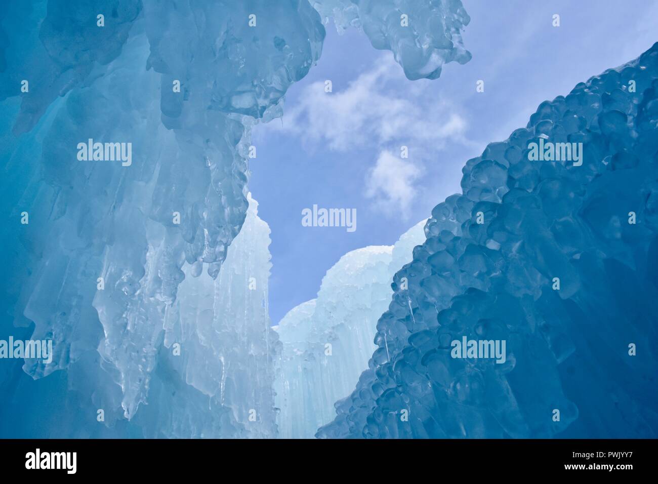 Blue Ice Skulptur unter blauem Himmel Stockfoto