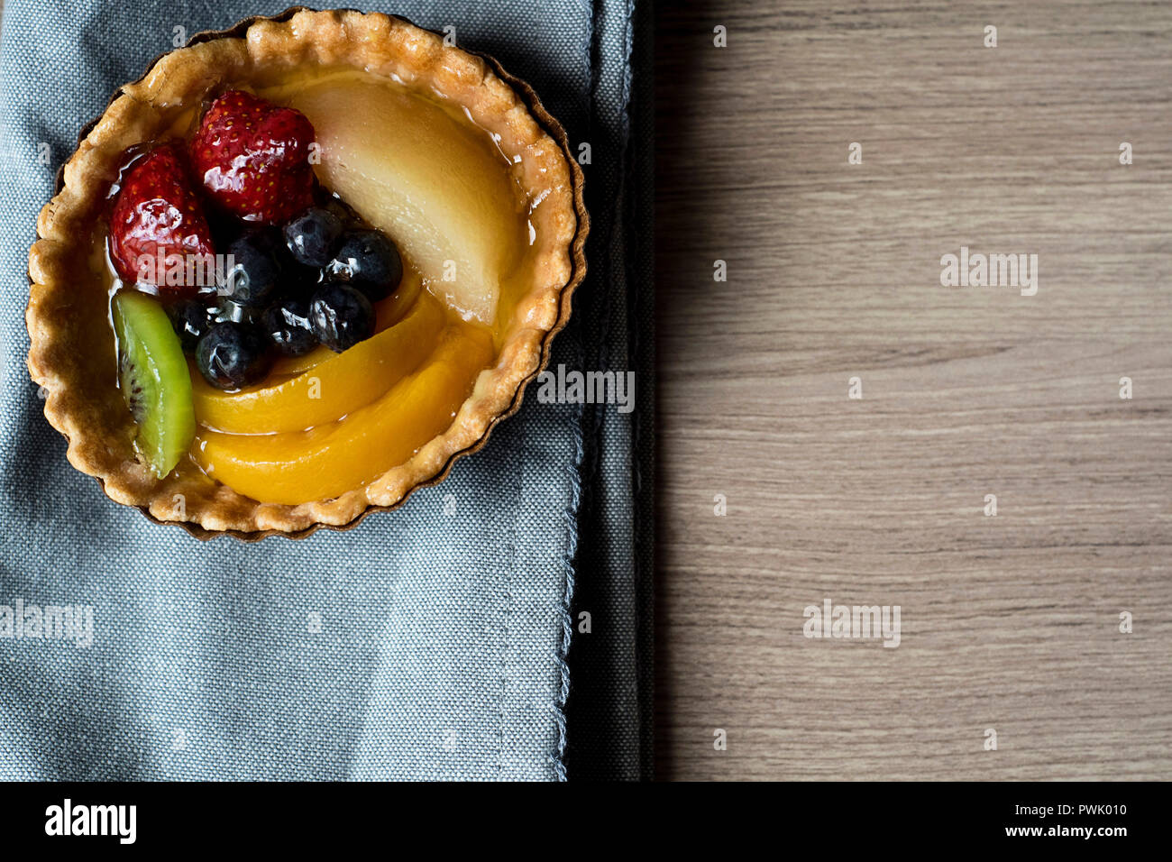 Ansicht von oben französischer Obstkuchen frisch von der Bäckerei sitzen auf einem Tuch Serviette Stockfoto