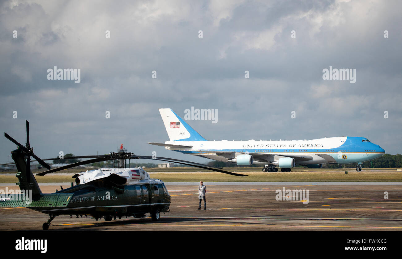 Air Force One Taxis von Marine One in Eglin Air Force Base, Fla., Okt. 15. Präsident Donald J. Trumpf gestoppt bei Eglin auf dem Weg nach Panama City die Verwüstung durch den Hurrikan Michael zu sehen. Der Präsident verlassen, Air Force One, mit Florida trafen und Base Führung, sowie die Medien vor der Abreise in den Osten auf seinen Hubschrauber. (U.S. Air Force Foto/Samuel King Jr.) Stockfoto