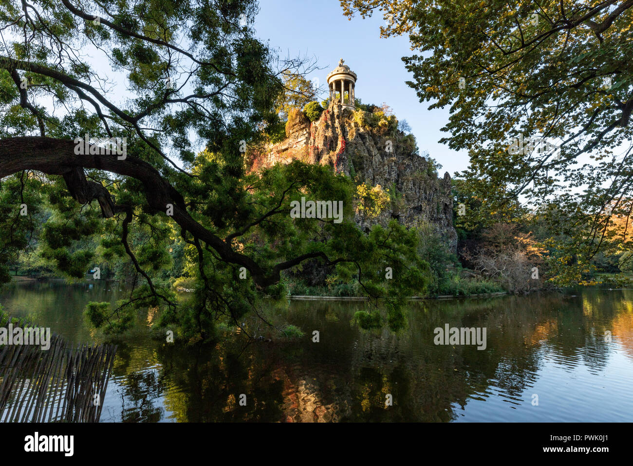 Tempel der Insel Belvedere bei Buttes-Chaumont Park ist eine Reproduktion der Vesto Tempel am Tivoli in Rom und sitzt auf Belevedere Insel Stockfoto