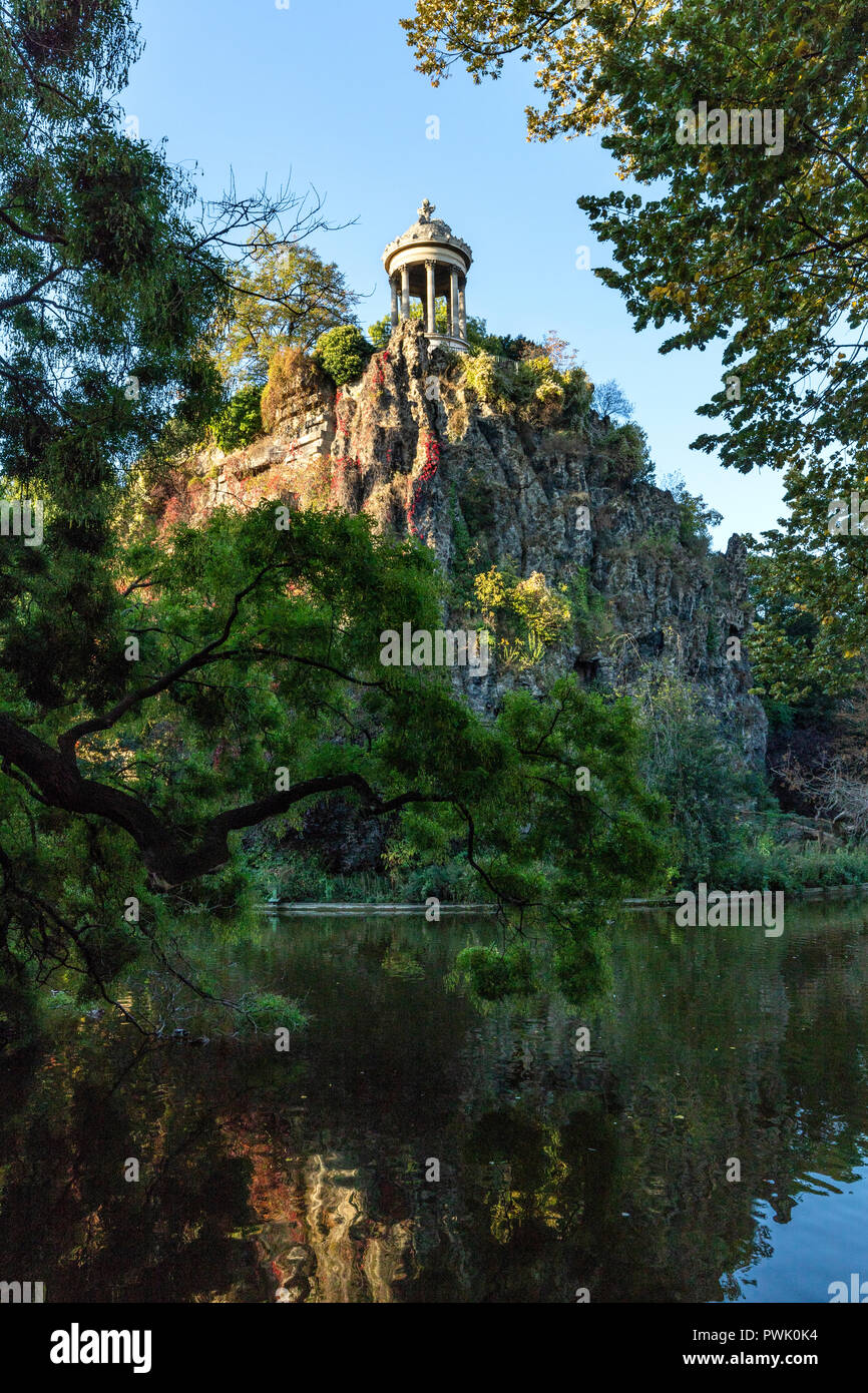Tempel der Insel Belvedere bei Buttes-Chaumont Park ist eine Reproduktion der Vesto Tempel am Tivoli in Rom und sitzt auf Belevedere Insel Stockfoto