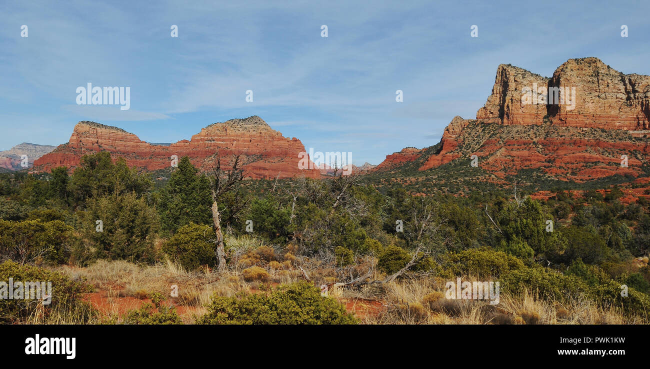 Dramatische rote Felsformationen kennzeichnen die Landschaft rund um Sedona, Arizona, und das nahe gelegene Dorf Oak Creek, und sind eine beliebte Touristenattraktion. Stockfoto